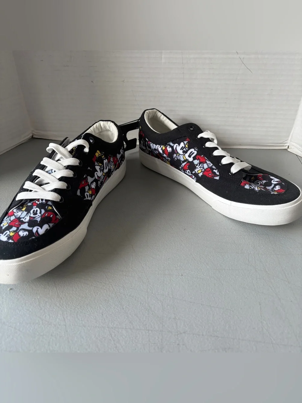 Mickey Mouse Men's Size US 11 NWT Lace Up Sneaker Ground Up